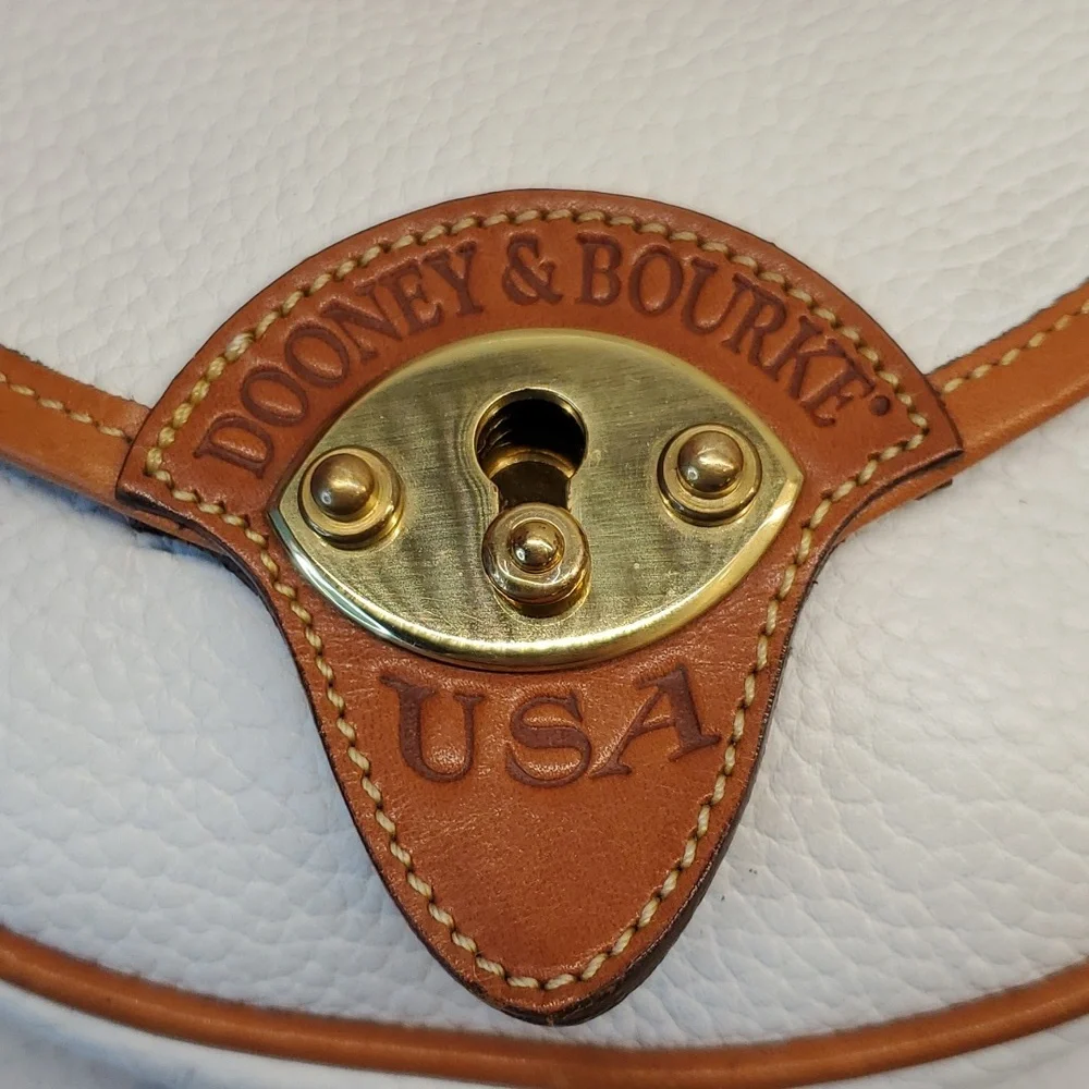 USA 🇺🇸 Vintage and Rare DOONEY & BOURKE pebbled leather crossbody bag